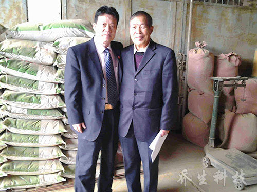 与科学发明家欧阳华研究紫茎泽兰提取项目