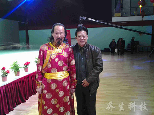 与著名歌手合影留念